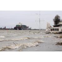 4976_0693 Hochwasser überflutet den Elbstrand - ein Containerschiff fährt elbabwärts. | 